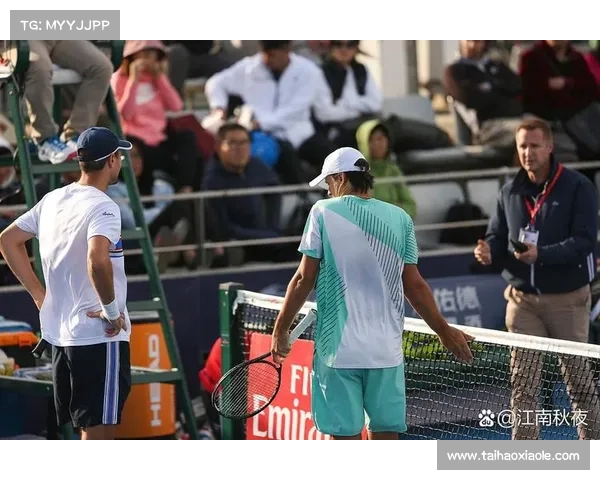 网球比赛现场观众热情洋溢 共同见证激烈对决与精彩时刻